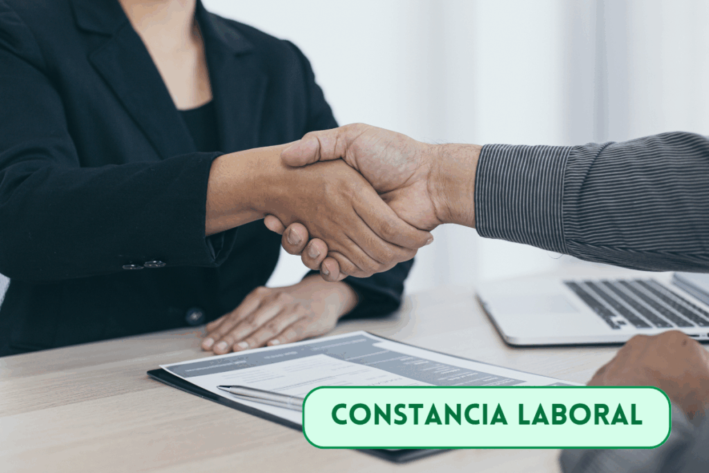 persona recibiendo su constancia laboral por parte de recursos humanos