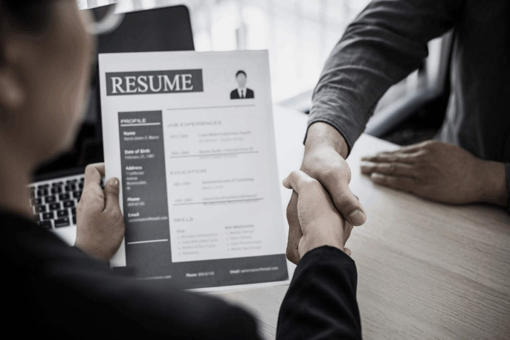 trabajador con su constancia laboral para optar a un nuevo empleo
